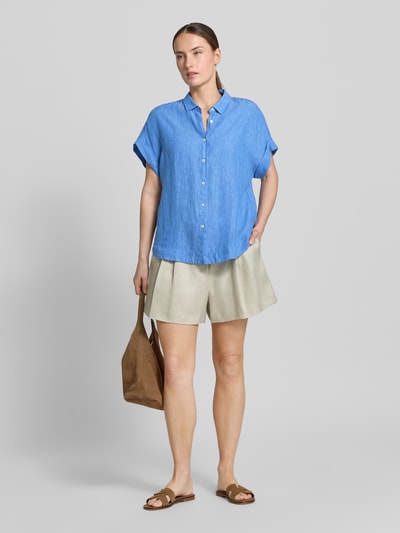 Frauenmodel trägt Leinenbluse mit Knopfleiste Modell 'DOLLY' von 0039 Italy in Blau zu Shorts, Ganzkörperansicht von vorne, Regular Fit, reine Leinenstruktur, Hemdblusenkragen, Ärmel mit Aufschlag, Rückenlänge bei Größe S 64 cm.