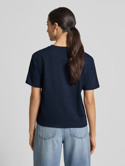 Frauenmodel trägt Boxy Fit T-Shirt aus reiner Baumwolle von Tom Tailor Denim, unifarben, Rundhals, kurzarm, Feinripp, Ganzkörperansicht Rückansicht.