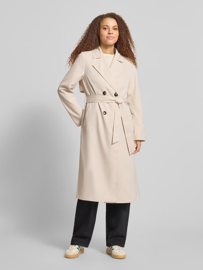 Frauenmodel trägt Regular Fit Trenchcoat mit Taillengürtel zum Binden Modell 'SCARLETT' von Pieces, Optik: Unifarben, Twill, Ganzkörperansicht von vorne.