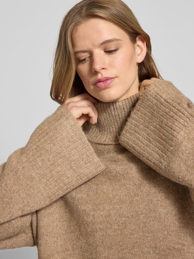 Gina Tricot Sweter z dzianiny o kroju oversized z golfem Camel 3