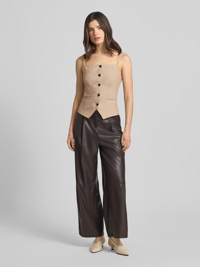 Frauenmodel trägt Shaped Fit Anzugweste aus Baumwoll-Mix mit Leinen-Anteil Modell 'COPALE' von HUGO, Optik:Allover-Muster, Passform:Shaped Fit, Nadelstreifen-Muster, metallisiertes Garn, durchgehende Knopfleiste, Karree-Ausschnitt, Trägerform:Spaghettiträger, Material:Baumwoll-Mix, Ganzkörperansicht von vorne.