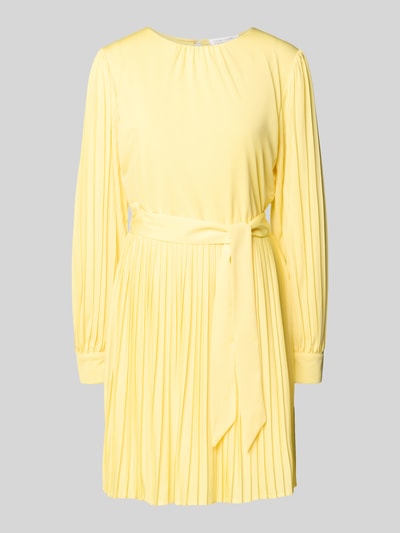 Produktfoto, żółte Cocktailkleid mit Plisseefalten Modell 'Celina' od GUIDO MARIA KRETSCHMER WOMAN, krój slim fit, minikleid, okrągły dekolt, pasek do wiązania, plisowana spódnica, tylny dekolt z wycięciem, długość pleców w rozmiarze 36: 85 cm, szerokość w rozmiarze 36: 38 cm, długość rękawa w rozmiarze 36: 65 cm, lekka tkanina, gładka tekstura