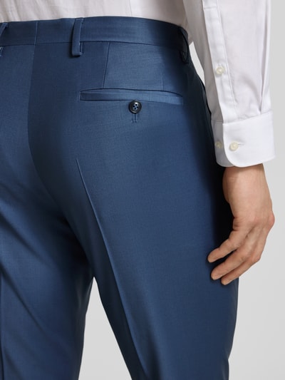 Mannenmodel draagt Slim Fit 2-knoops colbert met klepzakken van Roy Robson in blauw, materiaalmix met stretch, detailopname achterkant. Ruglengte maat 50: 106 cm, bandwijdte: 44 cm, schouderbreedte: 45 cm, mouwlengte: 64 cm, binnenbeenlengte: 79 cm.