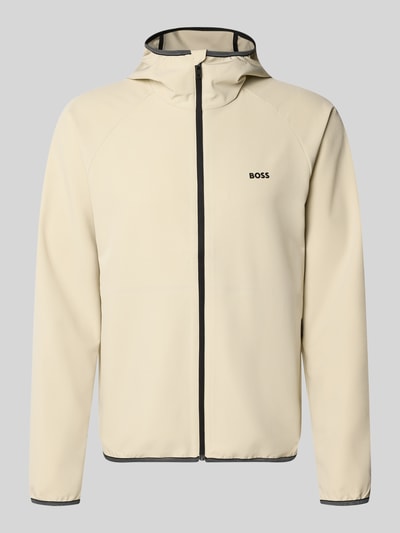 Produktfoto, Regular Fit Funktionsjacke aus wasserdichtem Material Modell 'L_COMMUTER' von BOSS Green in Optik: Unifarben, helle Farbe, schwarze Details an Reißverschluss und Abschlüssen, reflektierende Details, Label-Print, Kapuze, seitliche Reißverschlusstasche, Wärmeisolierung, Langarm, elastische Bündchen, glatte Textur.