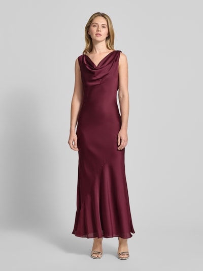 Frauenmodel trägt Slim Fit Abendkleid im ärmellosen Design von SWING aus bordeaux Satin mit Wasserfall-Ausschnitt, Ganzkörperansicht von vorne. Rückenlänge bei Größe 36: 137 cm, Brustweite: 33 cm.