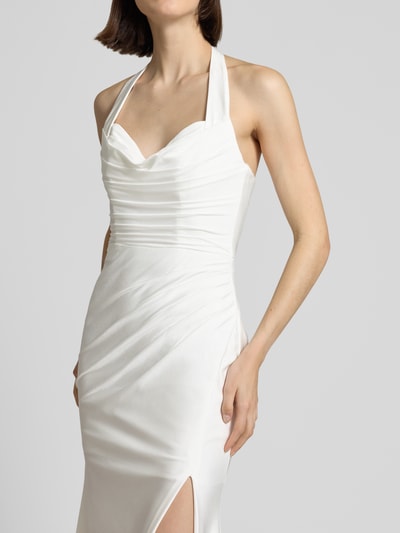 Frauenmodel trägt Brautkleid mit Rafffungen von Luxuar in Weiß, Slim-Fit mit Gehschlitz, Neckholder, glatte Textur, Nahaufnahme Oberkörper. Rückenlänge bei Größe 36: 125 cm, Brustweite bei Größe 36: 26 cm. Hochzeitsmode.