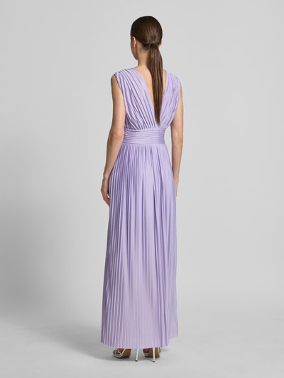 Frauenmodel trägt Regular Fit Abendkleid in Plissee-Optik Modell 'Linnea' von GUIDO MARIA KRETSCHMER WOMAN, Fliederton, taillierte Passform, ärmelloses Design, Ganzkörperansicht Rückansicht.