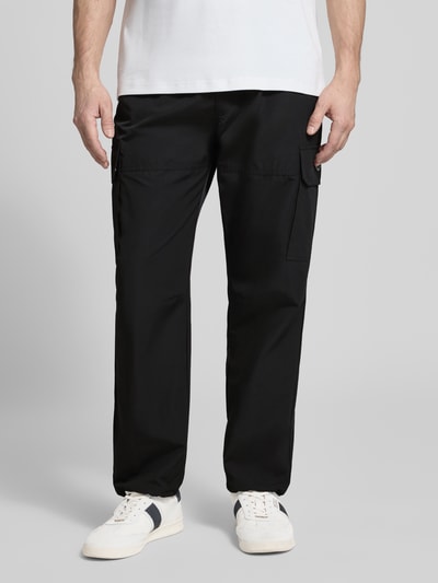 Männermodel trägt Regular Fit Hose mit Cargotaschen Modell 'LOGAN' von Antony Morato aus schwarzem Baumwoll-Mix, Ganzkörperansicht von vorne.