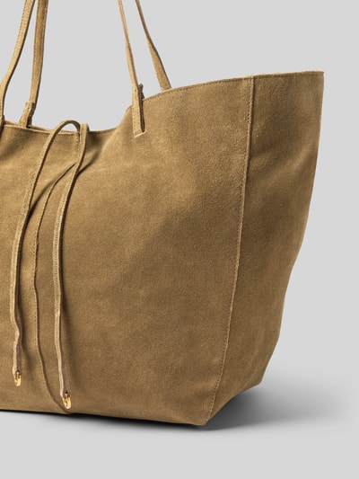 Produktfoto, Tote Bag mit Tragehenkel von Mango aus Rindsleder in Beige, Hauptfach mit Magnetverschluss, Innenfach mit Reißverschluss, Lederstruktur, Breite 54 cm, Länge 31 cm, Tiefe 13 cm, Schulterriemen 63 cm.