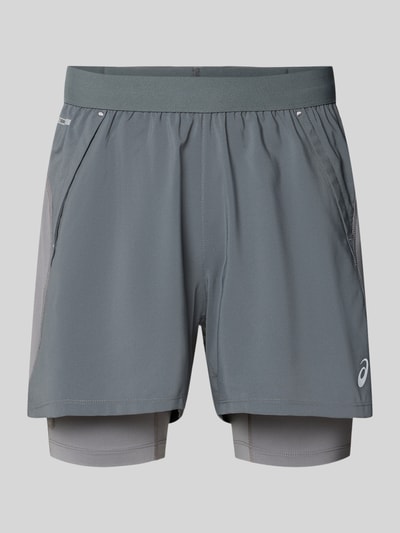 Produktfoto, grijze regular fit korte broek met geïntegreerde tights Model 'Road' van ASICS TIGER, elastische band, logodetail, Bandwijdte maat M 38 cm, Binnenbeenlengte maat M 12 cm