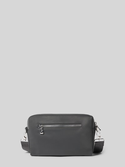 Produktfoto, Crossbody Bag mit Logo-Detail von BOGNER, kolor ciemnoszary, faktura gładka, detal z logo, Główna przegroda z zamkiem błyskawicznym, odpinany pasek na ramię, kieszenie zapinane na zamek błyskawiczny, Szerokość w rozmiarze 1: 23 cm, Długość w rozmiarze 1: 18 cm, Głębokość w rozmiarze 1: 4 cm, długość paska na ramię w rozmiarze 1: 110 cm