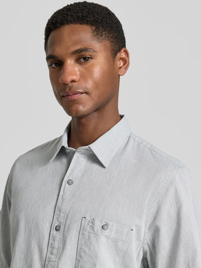 Männermodel trägt Regular Fit T-Shirt aus Baumwoll-Mix von Lerros in Hellgrau mit Knopfleiste, Nahaufnahme Oberkörper, Herrenmode.