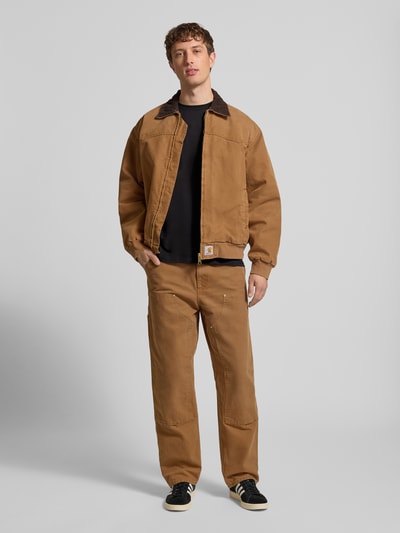 Männermodel trägt T-Shirt mit geripptem Rundhalsausschnitt von Carhartt Work In Progress aus reiner Baumwolle, Regular Fit, Ganzkörperansicht von vorne
