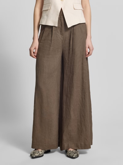 Frauenmodel trägt Wide Fit Hose mit Bundfalten Modell 'Ginkoli' von Stefanel aus reiner Baumwolle in Braun, Ganzkörperansicht von vorne.