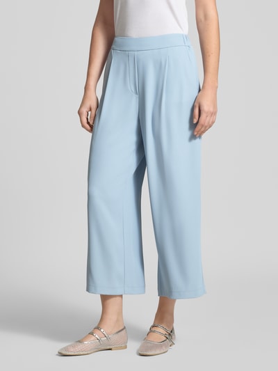 Frauenmodel trägt Stoffhose mit elastischem Bund von Jake*s Collection, hellblauer Material-Mix mit Stretch-Anteil, Gelegte Falten, weites Bein, Nahaufnahme Oberkörper.