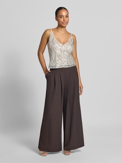 Frauenmodel trägt Regular Fit Top mit Allover-Pailettenbesatz von Swing, elastischer Material-Mix, V-Ausschnitt, Spaghettiträger, Ganzkörperansicht von vorne.