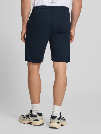 Männermodel trägt Sweatshorts mit elastischem Bund Modell 'KARLOS' von Blend, dunkelblau, Baumwoll-Mix, Regular Fit, Ganzkörperansicht Rückansicht.