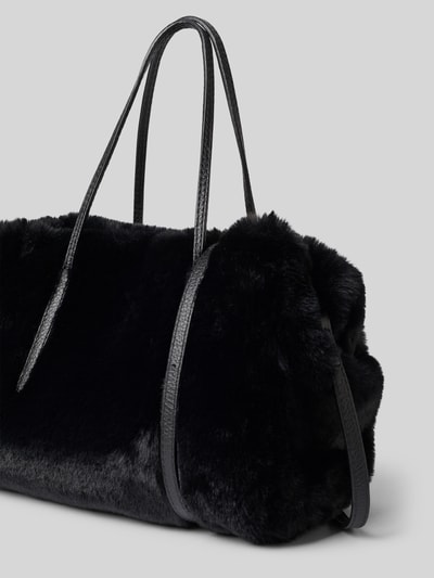 Productfoto, Handtasche aus echtem Leder Modell 'NOELLE' van Abro in zwart met Bontlook, Hoofdvak met magneetsluiting, smalle schouderband, lange draagband, twee ritsvakken binnenin, Breedte 28 cm, Lengte 20 cm, Diepte 15 cm, schouderbandlengte 38 cm