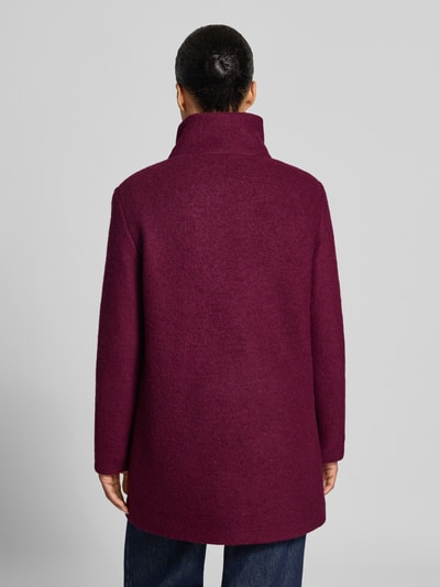 Frauenmodel trägt Regular Fit Jacke aus Woll-Mix von FUCHS SCHMITT in dunklem Beerenrot, strukturierte Textur, Ganzkörperansicht Rückansicht. Rückenlänge 82 cm, Schulterbreite 44 cm, Brustweite 51 cm, Ärmellänge 64 cm, Stehkragen, Eingrifftaschen, Knopfleiste.