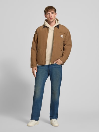 Männermodel trägt blaue Straight Fit Jeans aus reiner Baumwolle Modell '501®' von Levi's®, Herren Jeans, Ganzkörperansicht von vorne