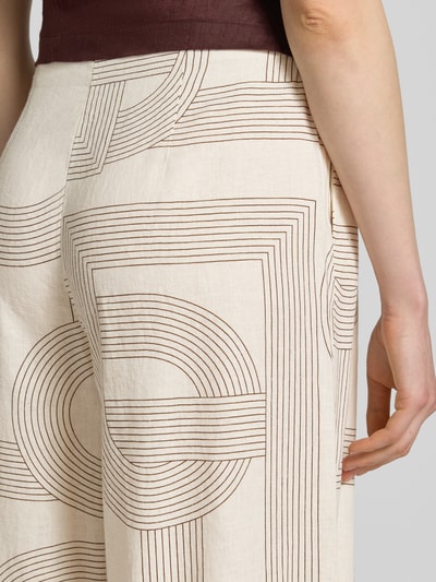 Frauenmodel trägt Hose aus Leinen-Elasthan-Mix im Allover-Look von comma, cremefarbene Basis mit braunem Linienmuster, Detailaufnahme Hüfte