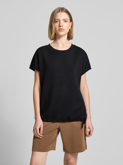 Frauenmodel trägt Damen T-Shirt aus Mohair-Mix mit Rundhalsausschnitt Modell 'BANU' von Soyaconcept, schwarze Farbe, Regular-Fit, Ganzkörperansicht von vorne.
