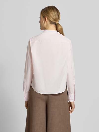 Frauenmodel trägt Regular Fit Langarmbluse aus reiner Baumwolle Modell 'BERTYNA-MONDAY' von BOSS in zart rosa, unifarben, Popeline, Ganzkörperansicht Rückansicht.