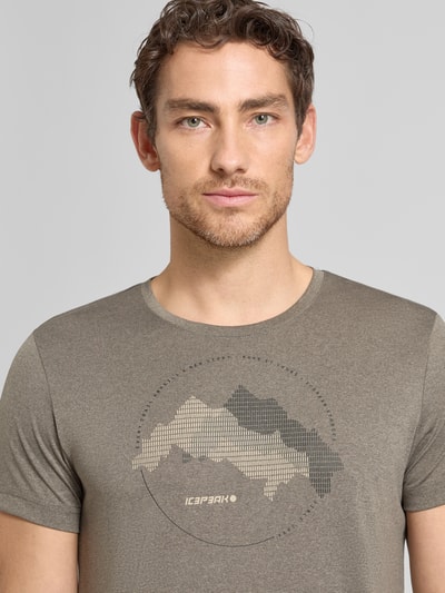 Männermodel trägt Regular Fit T-Shirt mit Rundhalsausschnitt Modell 'Bearden' von Icepeak, Logo-Print, Herren T-Shirt, Nahaufnahme Oberkörper, Rückenlänge bei Größe M: 69 cm.