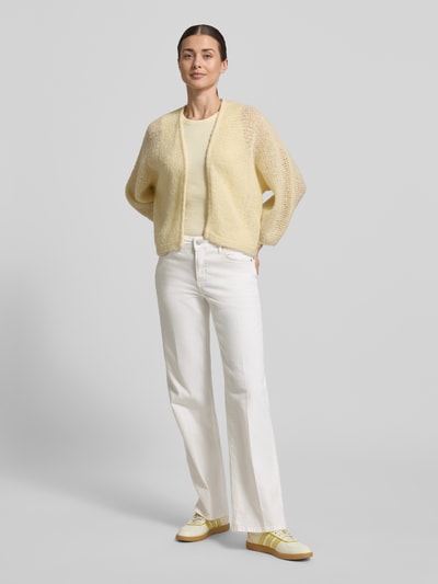 Modelka nosi Straight Fit Jeans aus Baumwoll-Mix Modell 'Carie' od Someday w kolorze białym, 5-kieszeni, zapięcie na guzik i zamek, Szerokość w rozmiarze 36: 38 cm, długość nogawki wewnętrznej 81 cm, widok całej sylwetki z przodu.