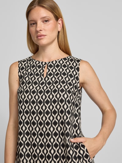 Frauenmodel trägt A-Linien Freizeitkleid aus Leinen-Viskose-Mix von Betty Barclay, schwarz-beiges Muster, Nahaufnahme Oberkörper.
