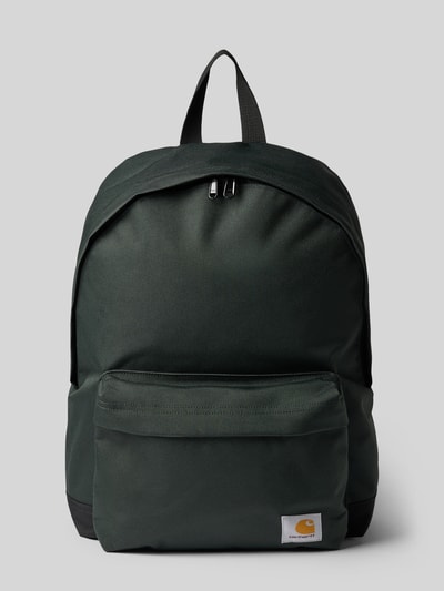Produktfoto, Rucksack mit Label-Patch Modell 'Jake' von Carhartt Work In Progress in Dunkelgrün mit Reißverschlüssen und Fronttasche, neutrale Studioaufnahme, Herren Rucksack von Carhartt Work In Progress, Hauptfach mit Rundum-Zweiwege-Reißverschluss, verstellbare Schulterriemen, kurzer Tragehenkel, Außenfach mit Reißverschluss, Innenfach aus Mesh mit Reißverschluss, Größe ca. 40x45x14 cm, Länge Schulterriemen ca. 68 cm.