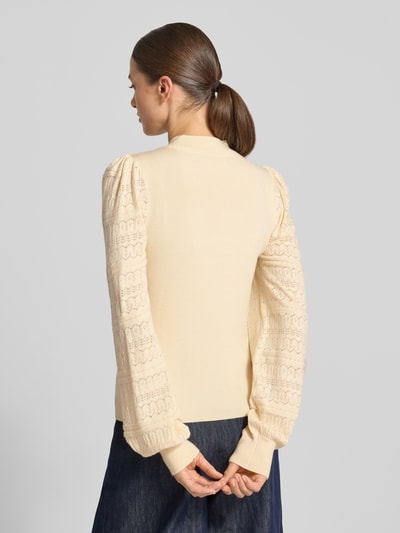 Frauenmodel trägt Pullover mit Puffärmeln von VERO MODA in Beige, unifarben, Mock Neck, lange Puffärmel, Viskosemix, Ganzkörperansicht Rückansicht.