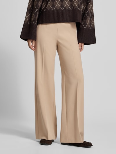 Frauenmodel trägt Weite Hose aus Viskose mit Bügelfalten von windsor, Beige, Slim Fit, Bügelfalten, elastischer Bund, Nahaufnahme Unterkörper, Damen Hose, Bundweite 37 cm, Innenbeinlänge 83 cm.