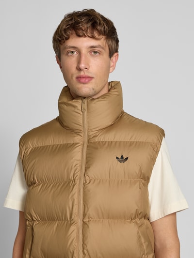 adidas Originals Kamizelka pikowana z nadrukiem z logo i stójką Średniobrązowy 3