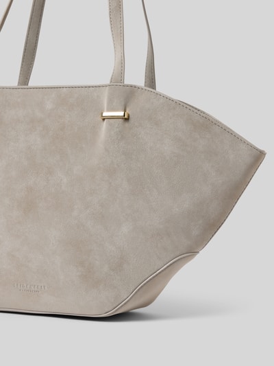 Produktfoto, Shopper in Leder-Optik Modell 'Rena' von Seidenfelt, beige Farbe, glatte und matte Textur, Logo-Detail, Detailaufnahme.