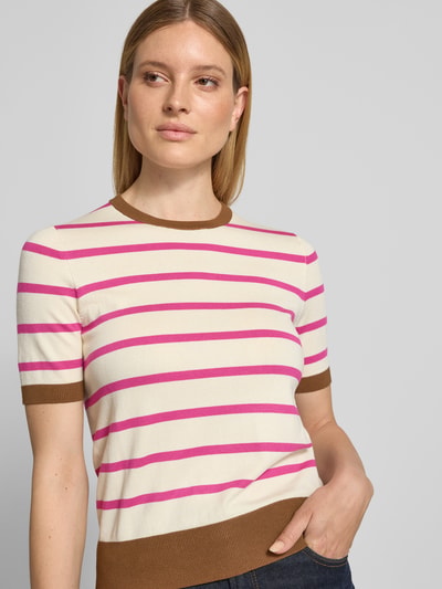 Frauenmodel trägt Strickshirt aus Viskose-Mix mit Rundhalsausschnitt von Jake*s Casual, creme mit pinken Streifen, Allover-Look, Regular-Fit, Nahaufnahme Oberkörper.