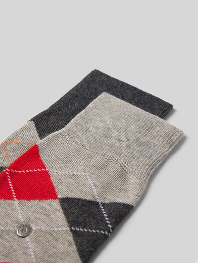Produktfoto, Socken mit Label-Applikation 2er-Pack von Burlington im elastischen Baumwoll-Mix mit Label-Print, graue und schwarze Farbtöne, sichtbare Textur, elastische Bündchen