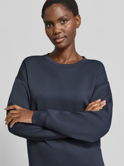 Frauenmodel trägt Relaxed Fit Sweatshirt mit elastischen Abschlüssen von MSCH Copenhagen, Viskose-Mix, dunkelblau, Nahaufnahme Oberkörper.