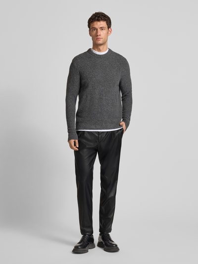 Männermodel trägt Hose in Leder-Optik Modell 'SALTO' von Cinque, Regular Fit, schwarz, Gesäßtaschen, Ganzkörperansicht von vorne.