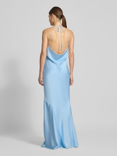 Vrouwenmodel draagt Slim Fit Abendkleid mit Rückenausschnitt van Jake*s Cocktail, satijn, spaghetti bandjes, ruglengte 121 cm, borstwijdte 42 cm, effen lichtblauw, vloeiende vormen, gladde textuur. Volledige lichaamsweergave achteraan.