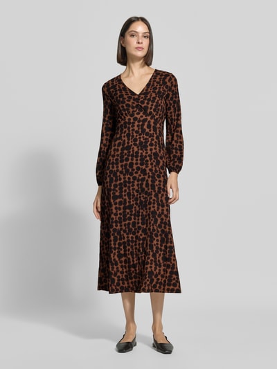 Frauenmodel trägt Midikleid mit V-Ausschnitt von zero, tailliert, elastischer Material-Mix, schwarz-braunes Muster, Ganzkörperansicht von vorne.
