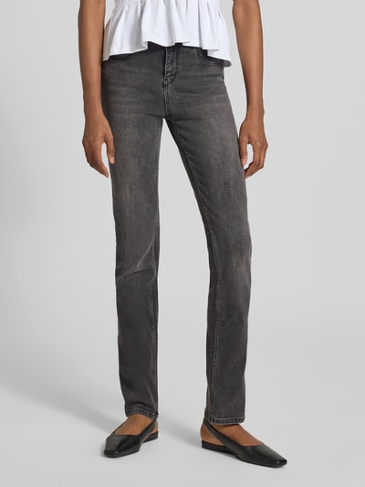 Frauenmodel trägt Straight Fit Jeans aus Baumwoll-Mix Modell 'JOYCE' von Cars Jeans, dunkler Denim, 5-Pocket, Nahaufnahme Oberkörper. Damen Jeans, Knopf- und Reißverschluss, Bundweite 33 cm, Innenbeinlänge 82 cm.