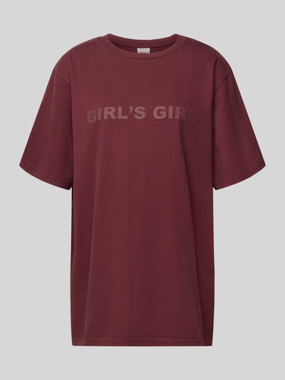 Produktfoto, Oversized T-Shirt mit Statement-Print von OH APRIL in Dunkelrot, Reine Baumwolle, Oversized-Fit, Gerippter Rundhalsausschnitt, Rückenlänge bei Größe S: 70 cm, Damen T-Shirt