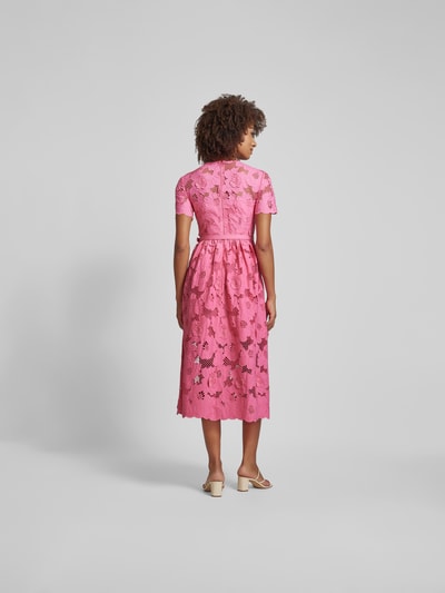 Self-Portrait Midikleid mit Lochstickerei Pink 5