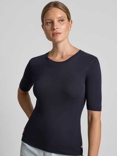 Vrouwenmodel draagt t-shirt met ronde hals en 1/2-mouwen van closed, mix van katoen en modal, slim fit, ruglengte bij maat S 61 cm, close-up bovenlichaam