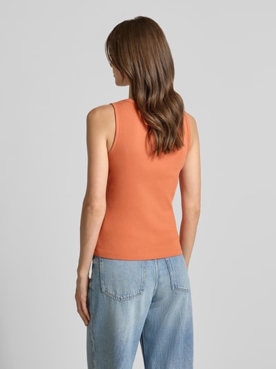 Frauenmodel trägt Slim Fit Tank Top aus Baumwoll-Mix Modell 'DISA' von Vero Moda, Optik: Unifarben, Ripp, Ganzkörperansicht Rückansicht.