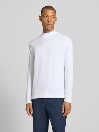 Männermodel trägt Regular Fit Longsleeve aus reiner Baumwolle mit Stehkragen von Christian Berg Men in Weiß, Ganzkörperansicht von vorne.
