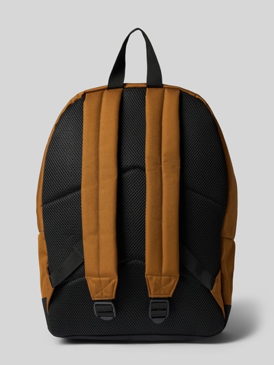 Produktfoto, Rucksack mit Label-Patch Modell 'Jake' von Carhartt Work In Progress in Braun und Schwarz, verstellbare Schulterriemen, Rückansicht, Hauptfach mit Reißverschluss, Tragehenkel, Außenfach und Innenfach aus Mesh, strukturierte Textur.