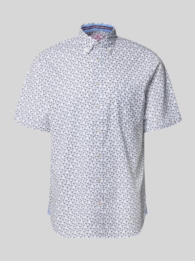 Produktfoto, Regular Fit Freizeithemd mit Button-Down-Kragen von Christian Berg Men aus reiner Baumwolle im Allover-Look, weiße Basis mit feinem Muster, glatte Textur, kurze Ärmel, Vorderansicht.