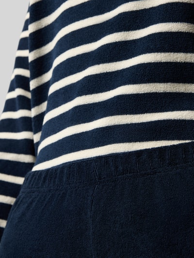 Frauenmodel trägt Regular Fit Pyjama-Set aus Baumwoll-Mix von SCHIESSER, marineblau mit weißen Streifen, Frottee, Nahaufnahme Oberkörper.